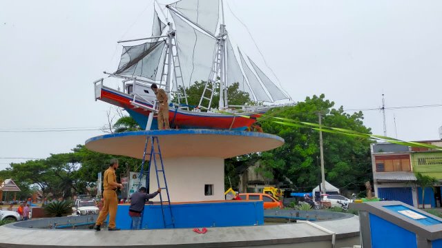 Ikon Kapal Pinisi Bulukumba sempat roboh saat diterjang angin kencang. (*)