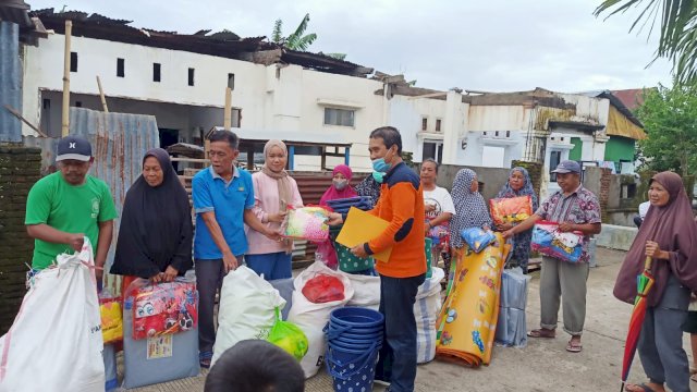 Angin Puting Beliung Landa Kabupaten Takalar, Plt Gubernur: Kita Sudah Kirim Logistik Shelter dan Pangan