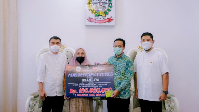 Dua pemain Timnas Indonesia asal Sulawesi Selatan yang mengantarkan Indonesia sebagai Runner-Up dalam laga Piala AFF 2020 pada 1 Januari lalu yakni Asnawi Mangkualam dan Irfan Jaya, menerima bonus dari Pemerintah Provinsi Sulawesi Selatan.