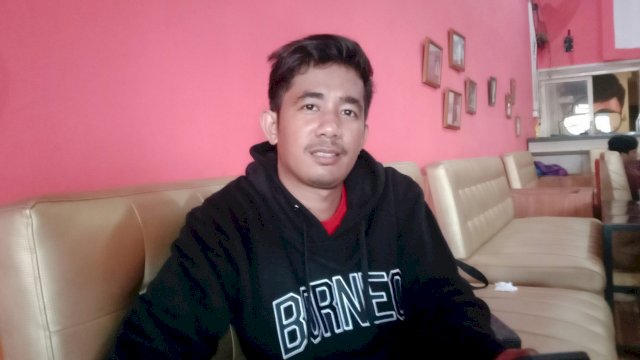 Ketua KNPI Balikpapan, Andre Afrizal saat ditemui di salah satu warung kopi di Makassar, Sulsel, Selasa (1/2) - FOTO: Alam.