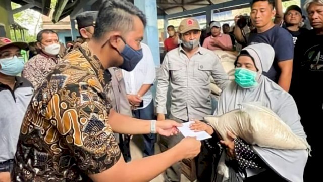 Bupati Sinjai, Andi Seto saat menemui warganya korban kebakaran pasar sentral Sinjai. 