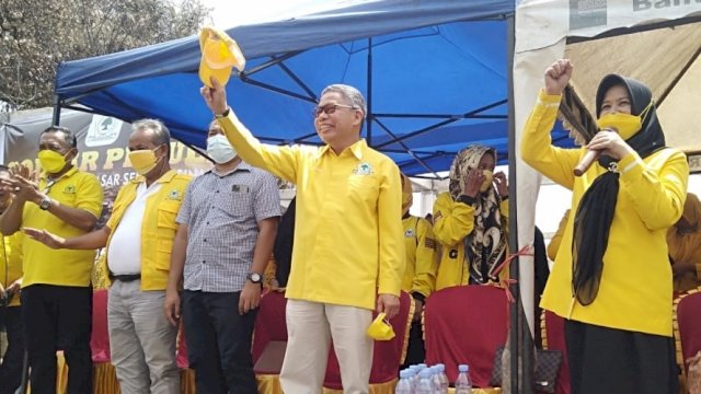 Terlihat Ketua Golkar Sulsel, Taufan Pawe mengangkat topi, dan di sampingnya berdiri Kepala Bank Sulselbar Cabang Sinjai. (Ist). 
