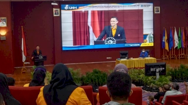 AHY sedang menyanyikan lagu Yang Terdalam dari Noah menutup kuliah umum di UNM. (*)