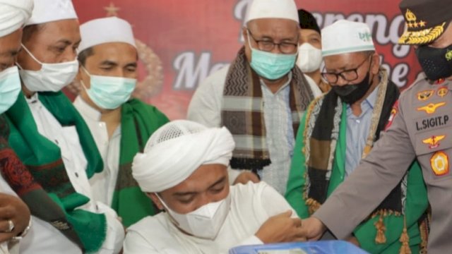 Ulama ikut vaksinasi. (*)