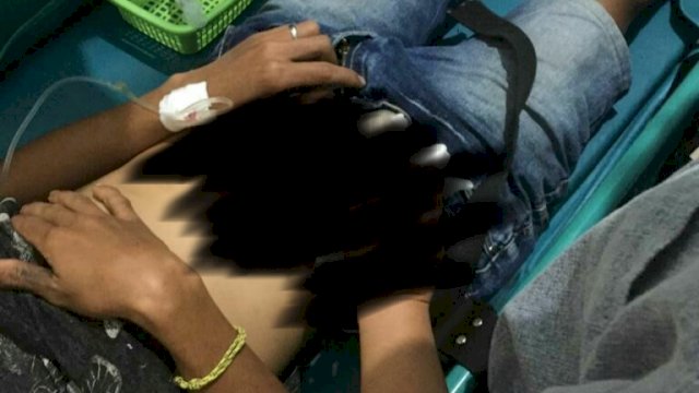 Korban terbaring dengan usus keluar. Saat itu sedang ditangani oleh dokter. Sabtu (19/2). 