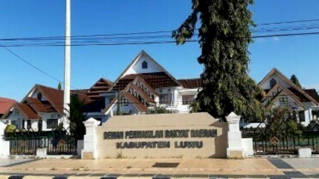 Gedung DPRD Kabupaten Luwu, Jl Jenderal Sudirman, Kompleks Perkantoran Pemkab Luwu, Kelurahan Senga, Kecamatan Belopa, Luwu.