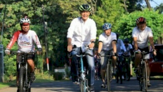 Ganjar didampingi anggota komunitas sepeda secara gowes. (*)