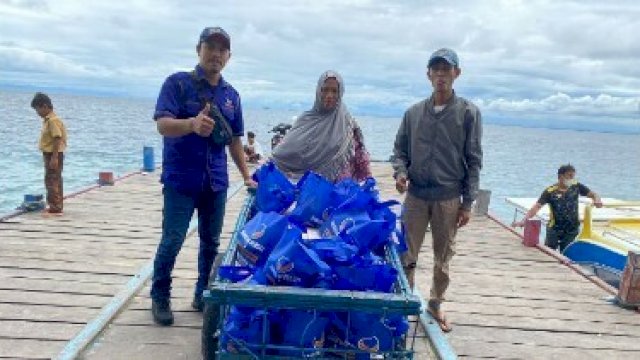 Terlihat tim Rudianto Lallo membawa bantuan ke Pulau Kodingareng. (*)