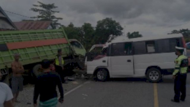 Tabrakan mobil jenazah dengan truk di Luwu Timur.