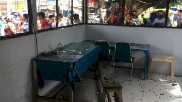 Tampak kerusakan di Pos Polisi yang berada di Jalan Persatuan Raya, Sinjai, Sulsel, Minggu (20/1). Foto: istimewa.