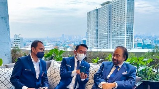 Saat rudianto Lallo dan Syaharuddin Alrif ngobrol dengan Surya Paloh. 