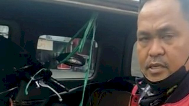 Polisi menahan mobil Ambulans yang melaju kencang dan ugal-ugalan, ternyata setelah diperiksa mobil tersebut sedang membawa motor tanpa surat-surat. Kamis (24/2). (tangkapan layar)