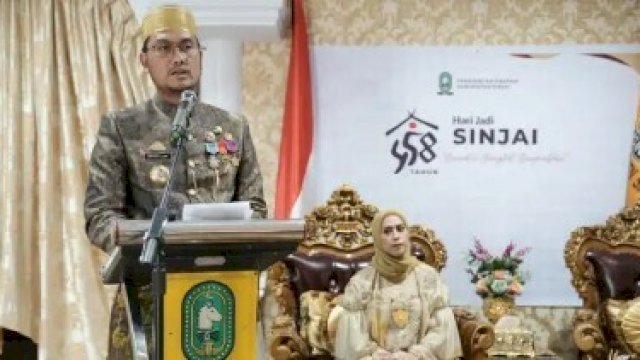 Bupati ASA didampingi istrinya.