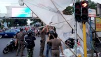 Tutupi Traffic Light Dishub Turungkan Sejumlah Baliho