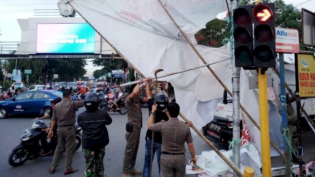 Tutupi Traffic Light Dishub Turungkan Sejumlah Baliho