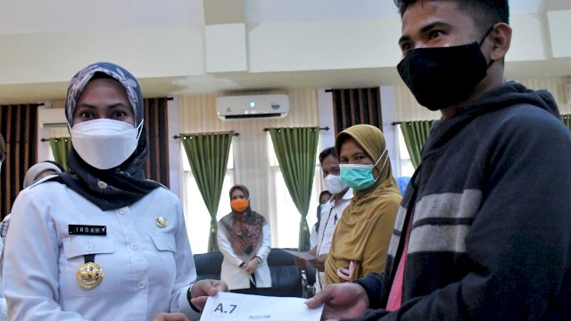 Bupati Lutra Serahkan Bantuan Huntap Ke Warga Korban Bencana  Alam