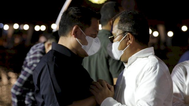 Rusdi Masse terlihat bisik-bisik bersama Danny Pomanto. (*)