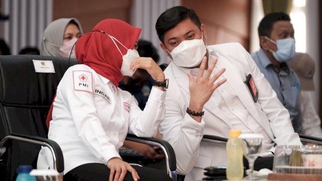 Kalahkan Survei Ketua Golkar Sulsel, Adnan-Indah Akrab di Pelantikan PMI, Ini Kata Pengamat