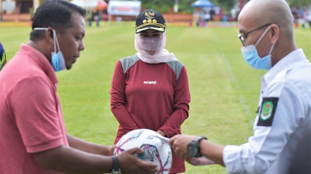 Bupati Lutra Buka Turnamen Sepak Bola