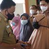 Ilham Azikin Salurkan Bantuan untuk 68 Korban Angin Kencang Bantaeng