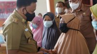 Ilham Azikin Salurkan Bantuan untuk 68 Korban Angin Kencang Bantaeng