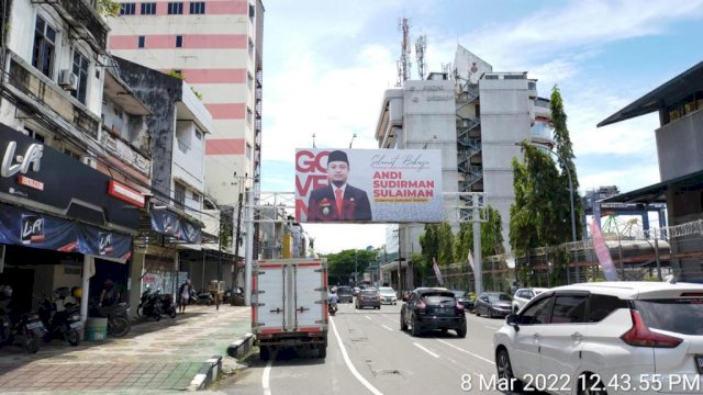 Spanduk ucapan untuk Andi Sudirman Sulaiman.