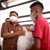Azikin Solthan dan KKP Bagikan 1000 Paket Sembako untuk Nelayan