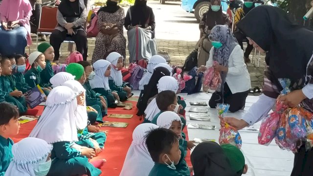 Kenalkan Literasi Sejak Dini, Murid TK Ikuti Terong Pustaka