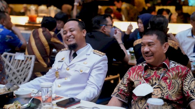 Gubernur Sulsel Andi Sudirman saat jamuan makan.