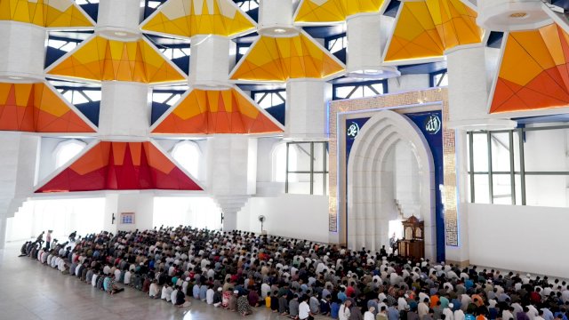 Penampakan masjid Kubah 99 Asmaul Husna, mulai digunakan hari ini.