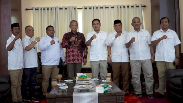 Rombongan Ketua DPD Gerindra Sulsel Andi Iwan Darmawan Aras saat berfoto bersama dengan Bupati Luwu Basmin Mattayang di Rumah Jabatan Bupati Luwu, Sabtu (12/3/2022) kemarin. &mdash;IST