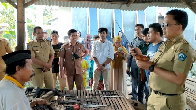 Bupati Bantaeng, Ilham Syah Azikin mengunjungi Dusun Bunga Biraeng, Desa Lumpangang, Kecamatan Pa'jukukang, Senin (14/3).