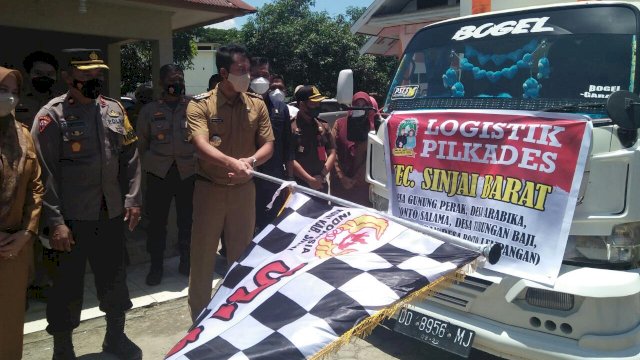 Bupati Sinjai Andi Arti Asapa Melepas Penyaluran Logistik Pilkades Serentak 