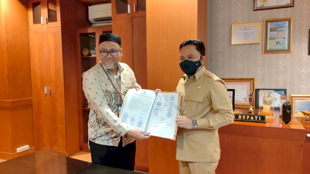 Bupati Bantaeng, Ilham Syah Azikin bersama dengan Kepala Kantor Ditjen Perbendaharaan (PBN) Bantaeng, Poerfika Agus Bachtiar melaksanakan penandatanganan  Memorandum of Understanding (MoU) di Bantaeng, Selasa (15/3).