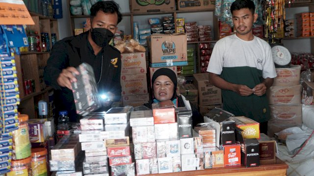 Pemda Lutra dan Bea Cukai Tertibkan Rokok Ilegal di Kecamatan Bonebone, Ini Hasilnya