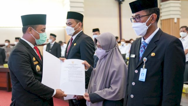 Gubernur Sulsel Andi Sudirman Sulaiman melantik dan mengambil sumpah enam Pimpinan Tinggi Pratama Eselon II dan Pejabat Fungsional Ahli Utama Lingkup Pemerintah Provinsi Sulawesi Selatan di Ruang Rapat Pimpinan (Rapim) Kantor Gubernur Sulsel, Rabu, 16 Maret 2022.&nbsp;