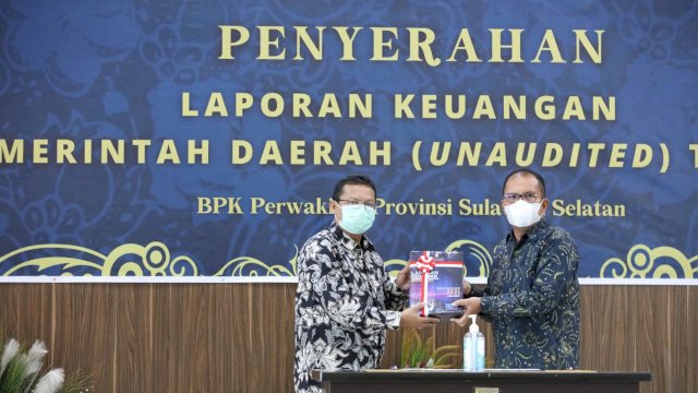 Wali Kota Makassar Moh Ramdhan &ldquo;Danny&rdquo; Pomanto menyerahkan Laporan Keuangan Pemerintah Daerah (LKPD) tahun 2021 kepada BPK RI Perwakilan Provinsi Sulawesi Selatan di Kantor BPK RI Jalan Pettarani Makassar, Jum&rsquo;at (18/3/2022).