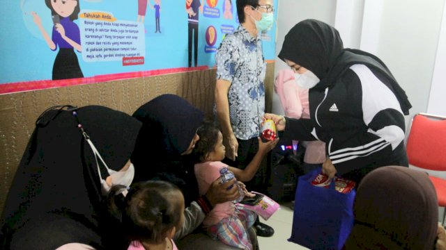 Cegah Stunting, Fatmawati Rusdi Serahkan Paket PMT Kepada Balita di PKM Kecamatan Tallo
