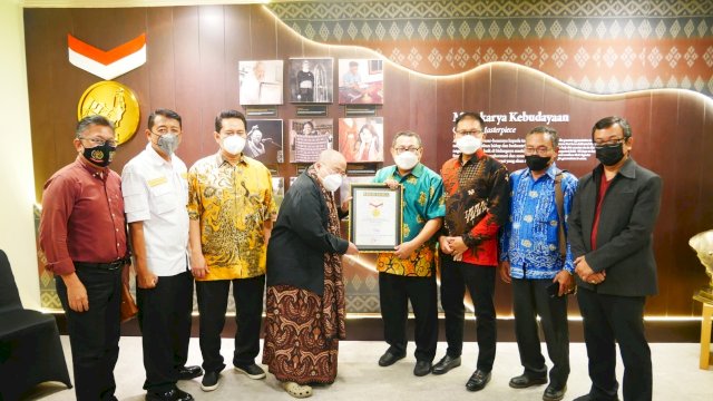 Pemberian penghargaan kepada SMSI dari MURI. (*)