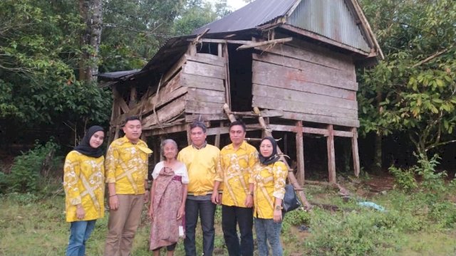 Nenek Indo' bersama tim Golkar Barru.