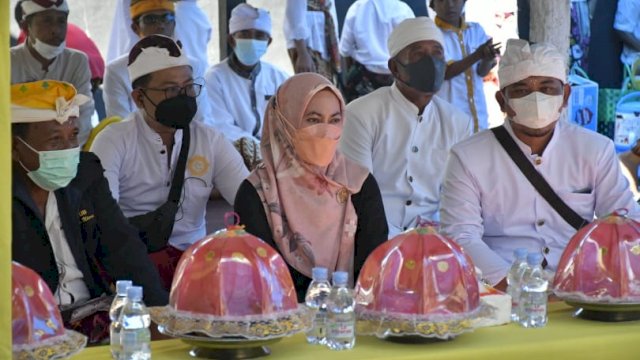Bupati Luwu Utara Indah Putri Indriani, menghadiri perayaan hari raya Pura yang dilaksanakan di&nbsp; Pura Luhur Pucak Patila, kecamatan Tanalil, Kabupaten Luwu Utara, Sabtu 19 Maret 2022.