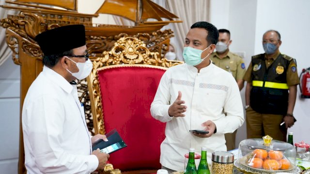 Gubernur Sulsel terlihat sedang menjelaskan.