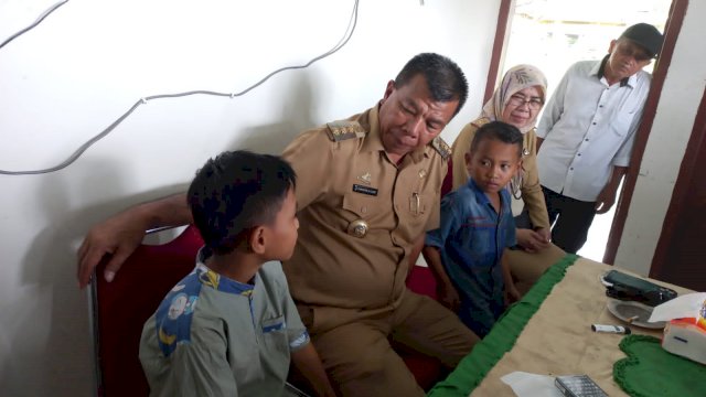 Bupati Bulukumba bersama kedua anak korban deportasi di Malaysia.