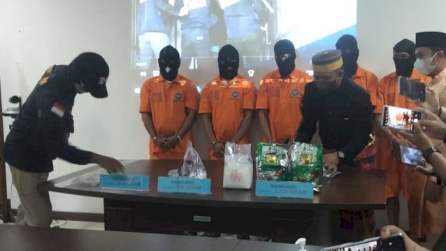 6 tersangka kasus narkoba yang dibongkar oleh BNNP Sulsel. Foto ini diambil saat konferensi pers di Kantor BNNP Sulsel. (Maulana/trotoar)