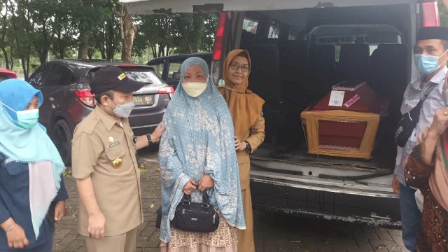 Gubernur Sulsel, Menyapa Keluarga Korban Kapal Tenggelam di Sumatera