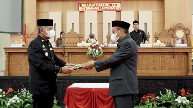 Bupati Luwu Basmin Mattayang Menyerahkan LKPJ tahun 2021 ke DPRD 