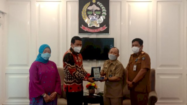Asisten II Pemprov Sulsel Tautoto Tanarangginan, 
 Bersama Kadis KomInfo Mason P