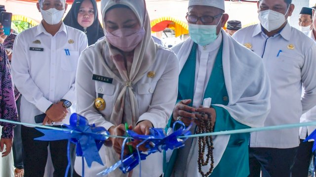 Bupati Luwu Utara Indah Putri Indriani mengunting pita gedung PKB Raudhatul Athfal pesantren As'adiyah Belawa Baru.&nbsp;
