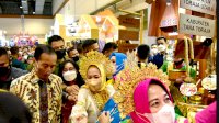 Momen Presiden Jokowi Kunjungi Stand Dekranasda Sulsel di Event Inacraft 2022
