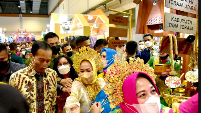 Saat presiden jokowi kunjungi stand dekranasda Sulsel.
